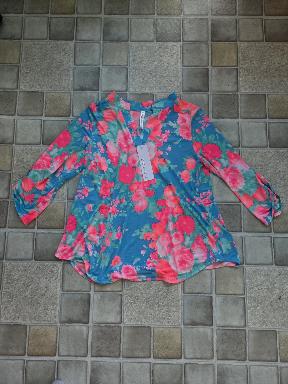 NWT Dear Scarlett Blue And Pink Floral V-Neck 3/4 Sleeve Top Size Small